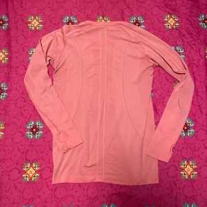 Lululemon stretchy pink top with thumb holes swiftly tech